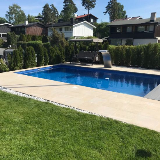 4x8m betong basseng med nedsenket Covrex lamelltrekk